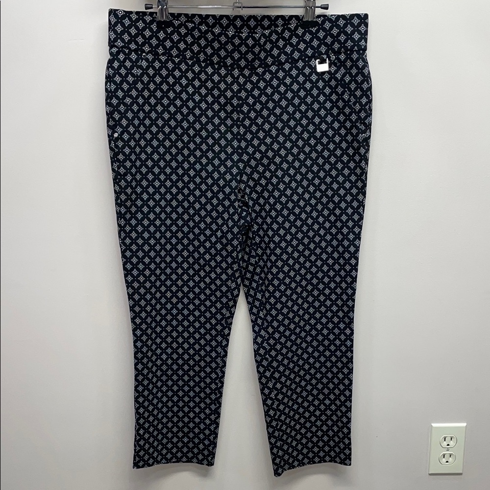 Rafaella Comfort Pull On Stretch Cropped Pants Black Medallion Print 14